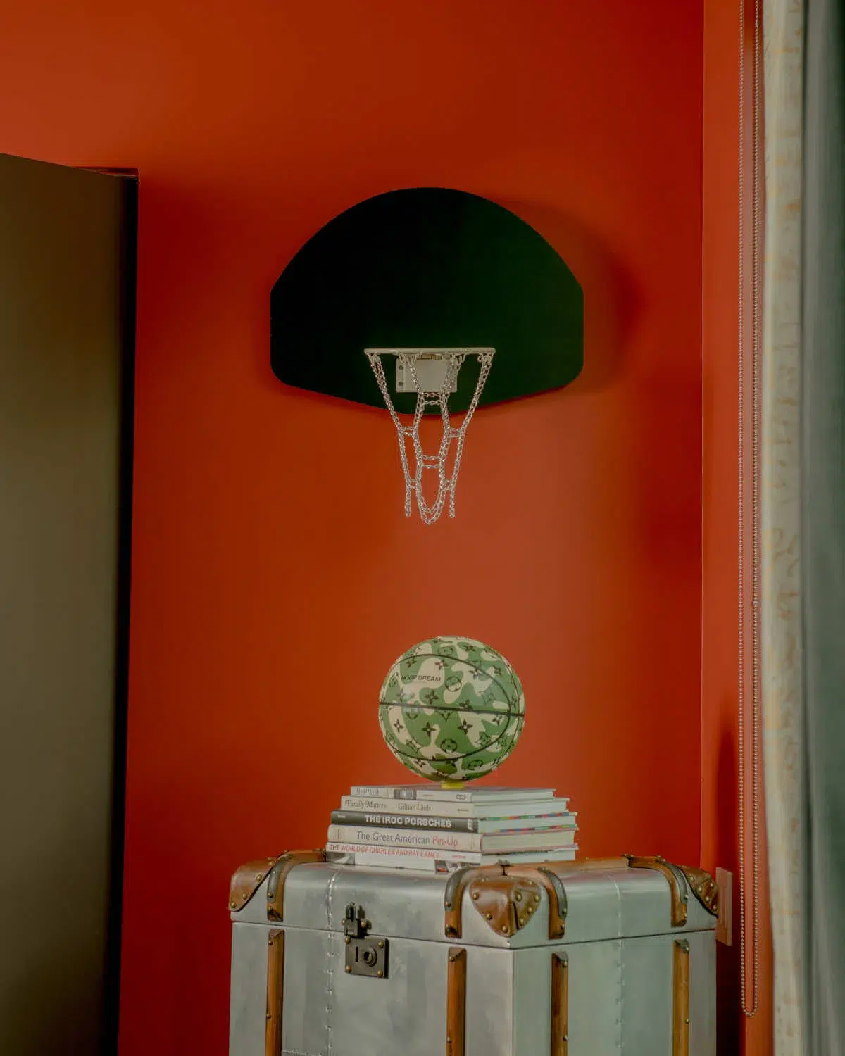 A room with a wooden hoop painted green.